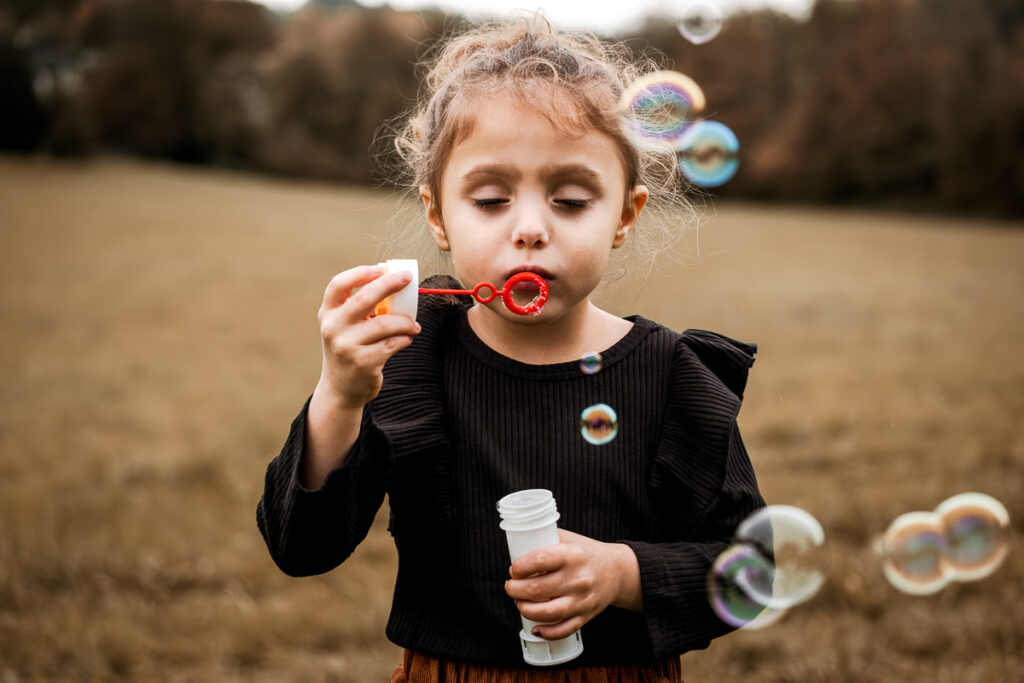 Kind mit Seifenblasen bei einem Fotoshooting in Gummersbach, NRW.