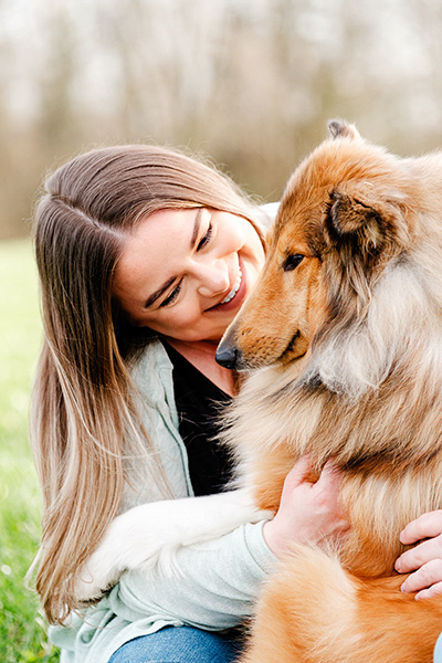 Hundefotografin Eva Backes fotografiert Hund mit Besitzer im Oberbergischen Kreis