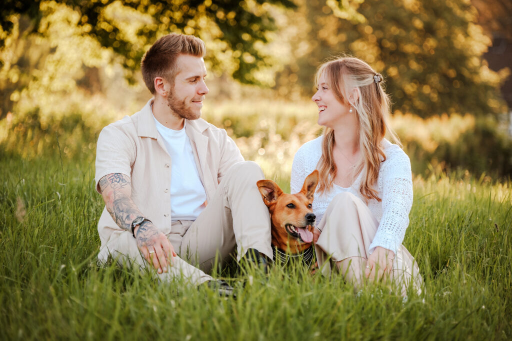 Hundefotografin Eva Backes fotografiert Hund mit Besitzer im Oberbergischen Kreis.